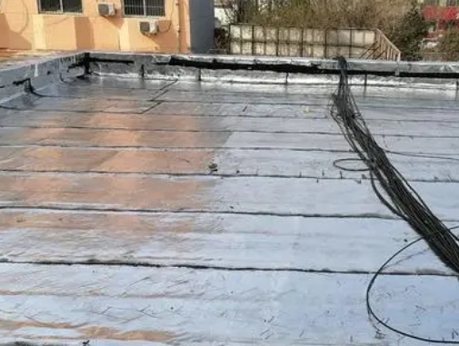 湖州市卫生间漏水维修公司分享下湖州市屋面楼顶防水刚性防水层施工要点。